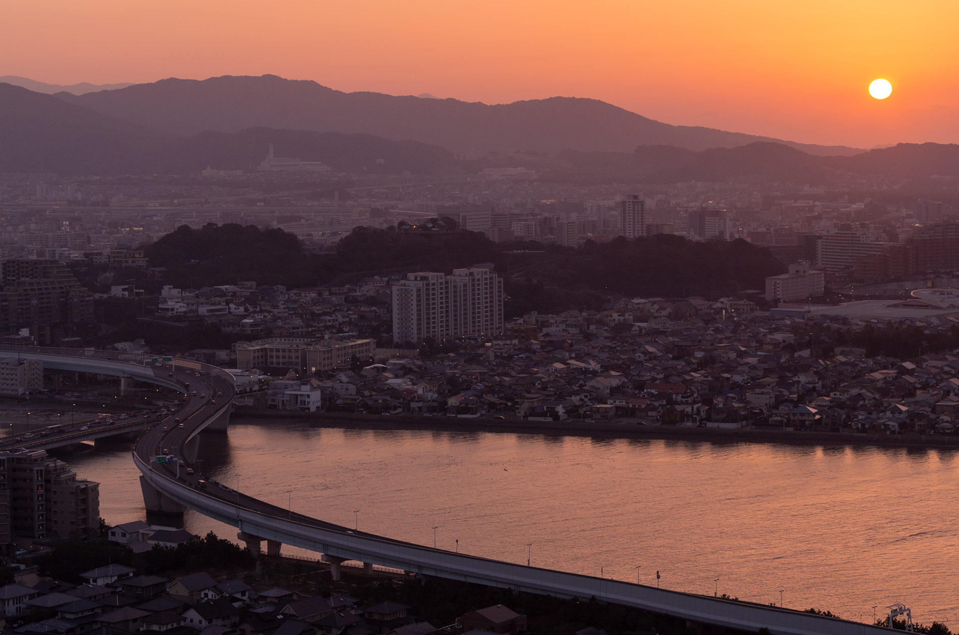 夕日と室見川と福岡都市高速