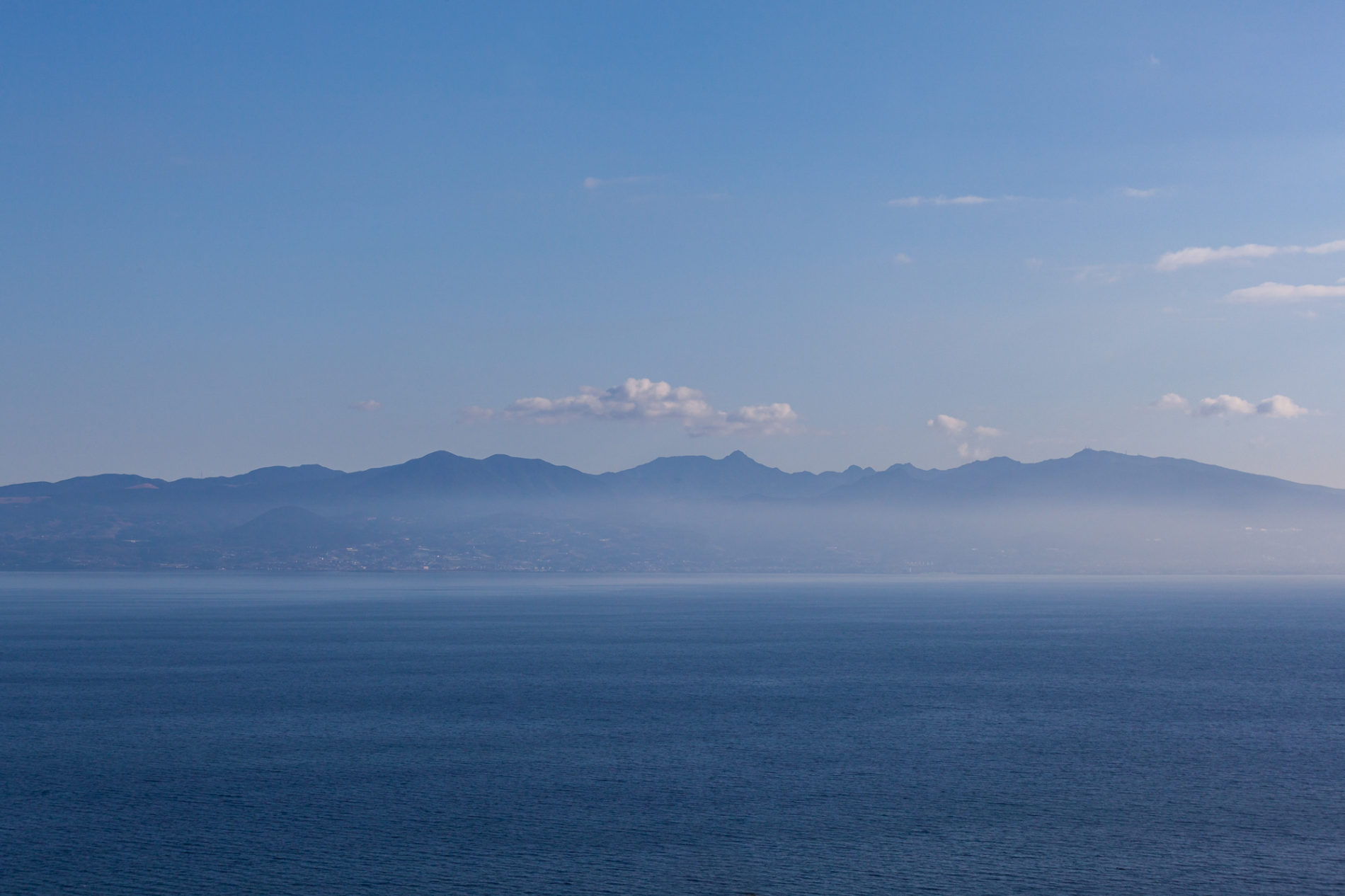 海(大村湾）と山の写真