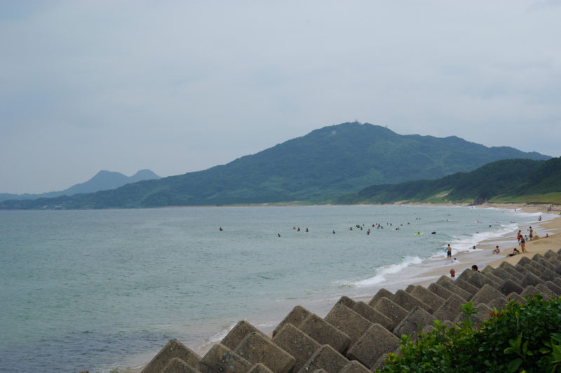 波乗りがいる福岡県糸島市の海岸の風景