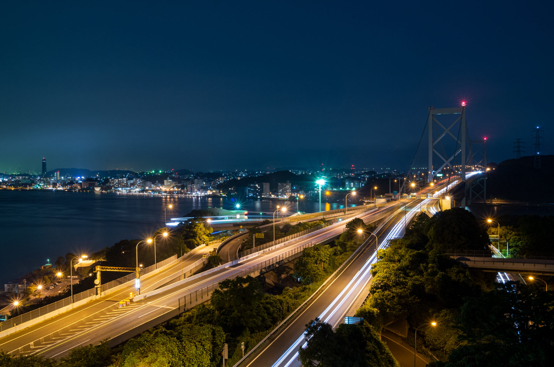 日本の本州(山口県下関市)と九州(福岡県北九州市)を繋ぐ関門海峡 関門橋の夜景