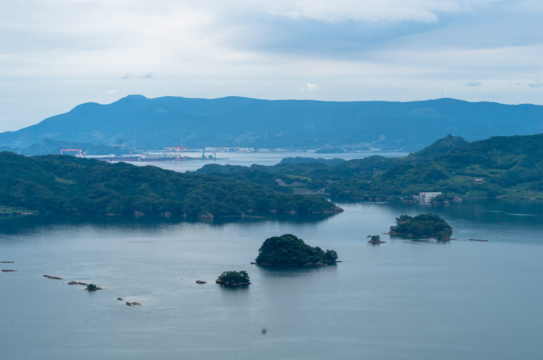 日本が島国という海と山の風景写真(九州、佐賀)