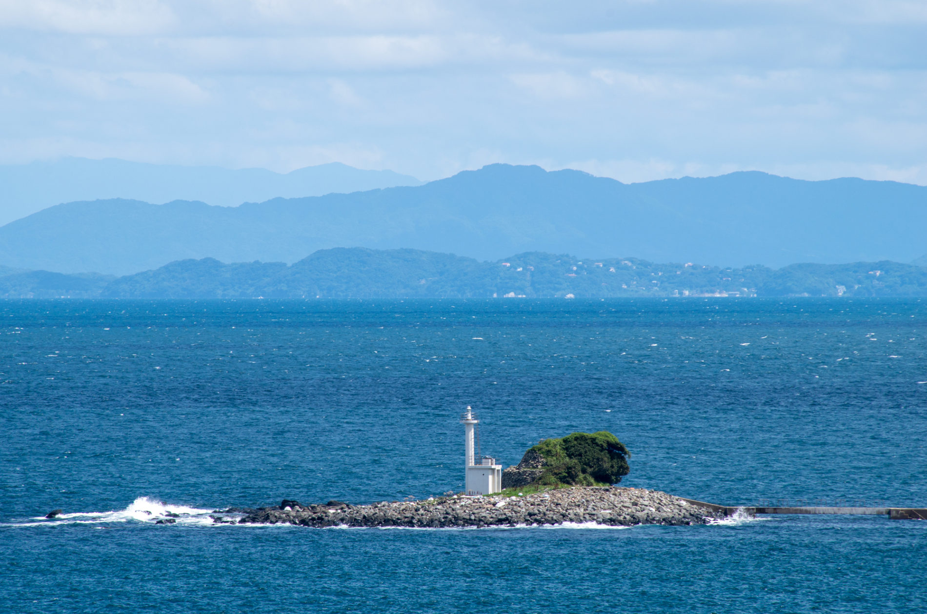灯台と海と山島国　青の写真