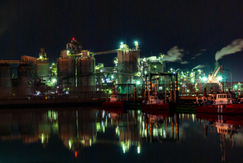 北九州市水辺の工場夜景写真