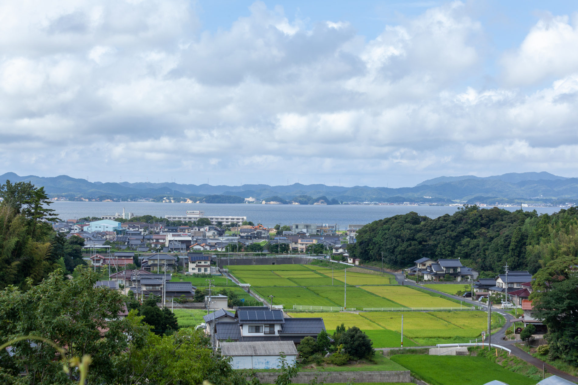海と山と田園の町の日本風景