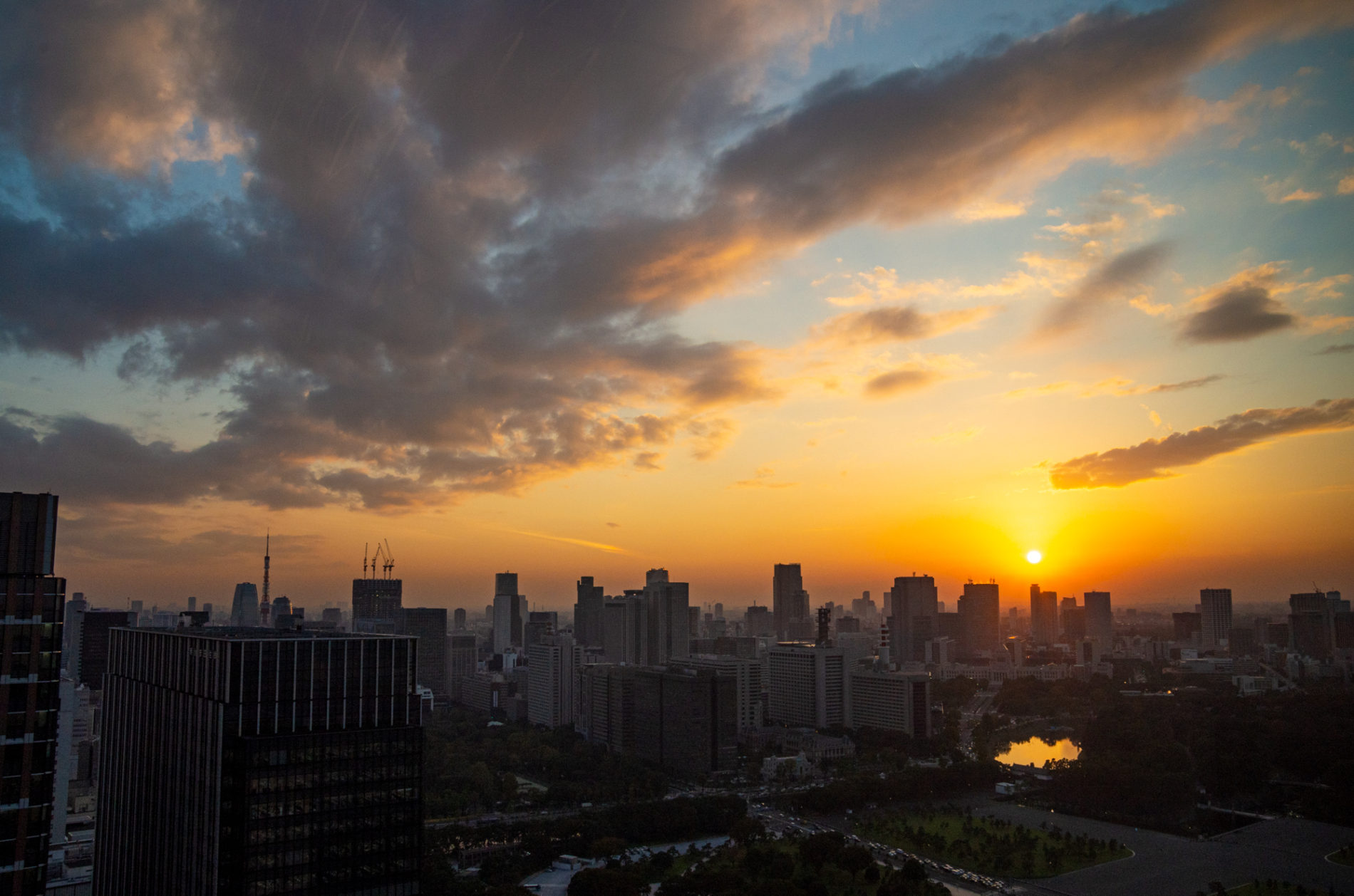 東京の街の夕景(夕日)