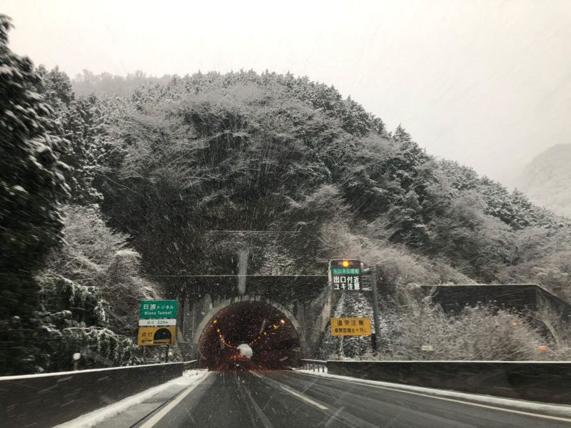 雪の日の高速道路