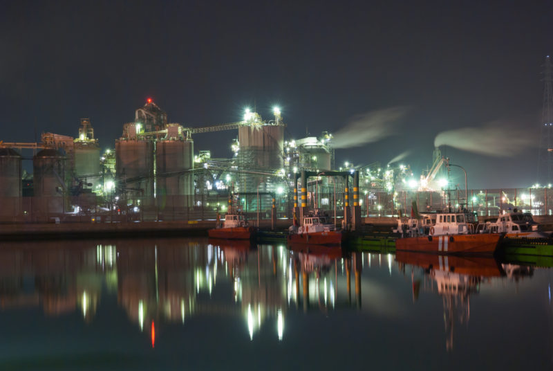 福岡県北九州の港の工場夜景