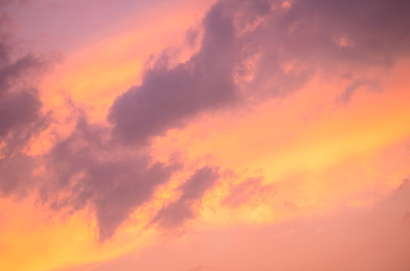 夕焼け色に染まる雲 空の写真