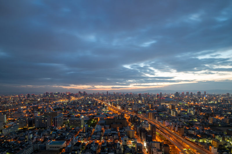 日の出前の大阪の風景(空・高速・ビル・ネオン)