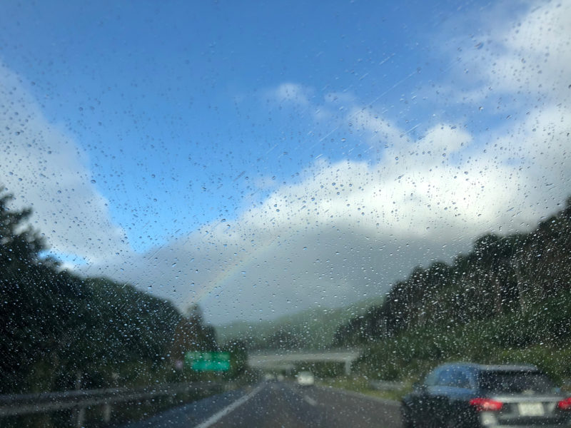 狐の嫁入り雨上がりのカーウィンドゥ(車窓）虹薄っすら虹