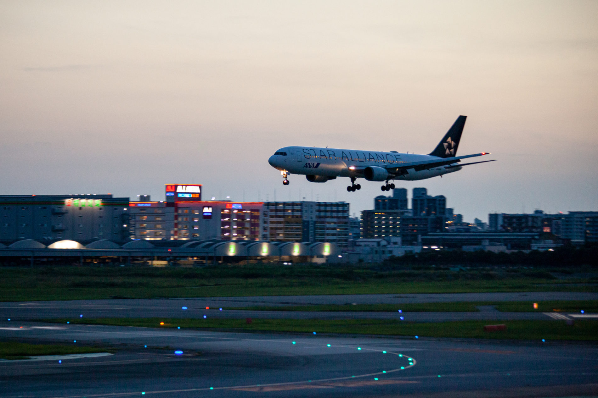 STAR ALLIANCE,飛行機の着陸写真(福岡空港)